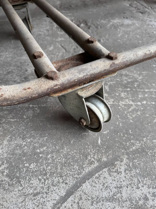 Étagère de boulangerie belge de l'entre-deux-guerres — Structure en métal foncé et étagères en bois brun, vers 1930