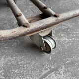 Étagère de boulangerie belge de l'entre-deux-guerres — Structure en métal foncé et étagères en bois brun, vers 1930