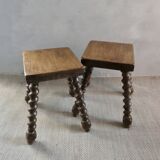 Paire de tabourets en bois massifs, pieds sculptés