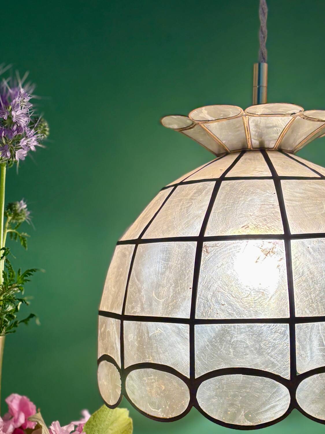 Vintage pendant light in mother-of-pearl and brass