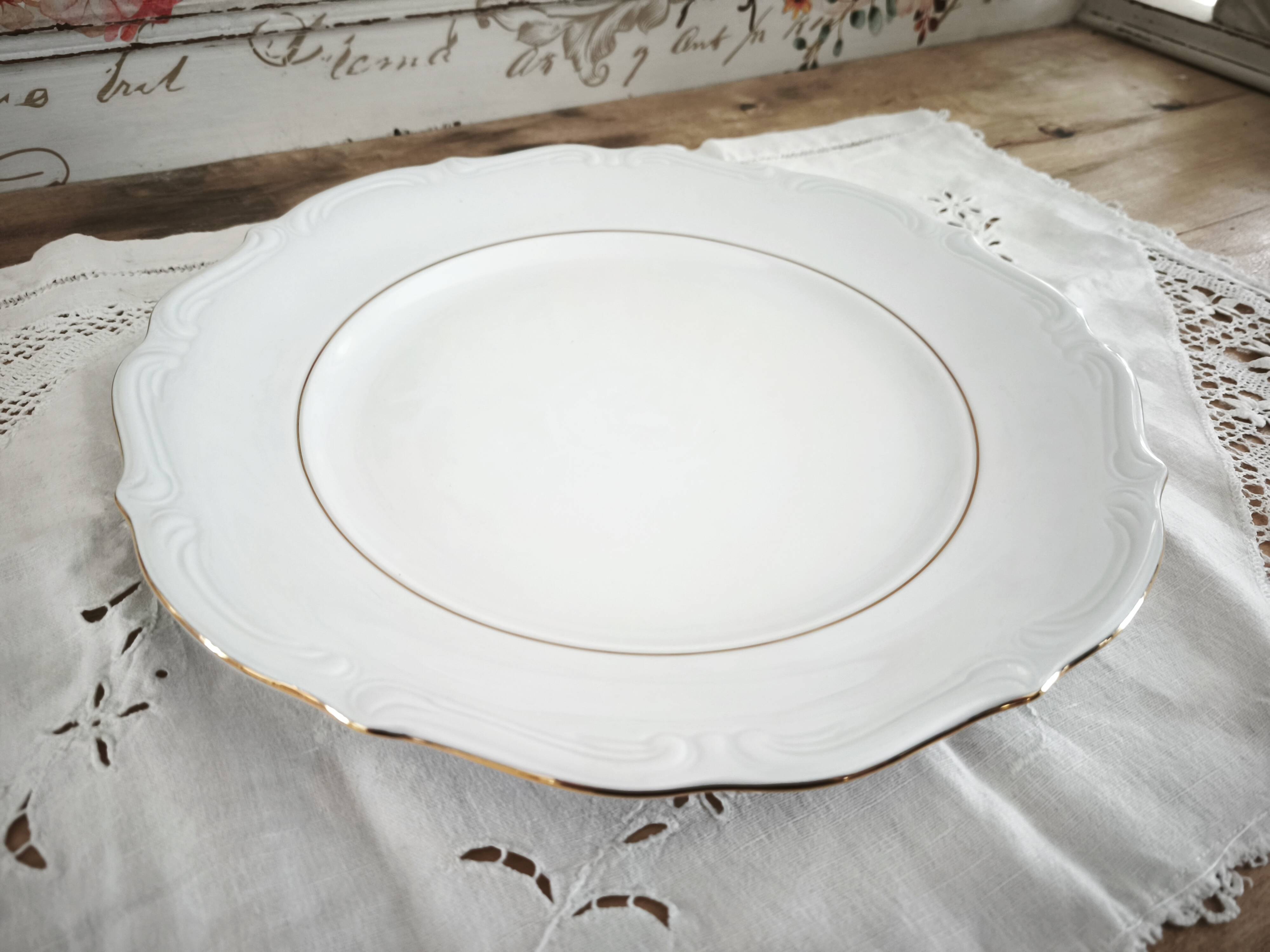 Round porcelain plate, double gold line manufacture, hand-painted.