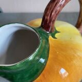 Pichet en faïence évoquant un fruit