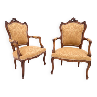 Une paire de fauteuils anciens, France, vers 1870.