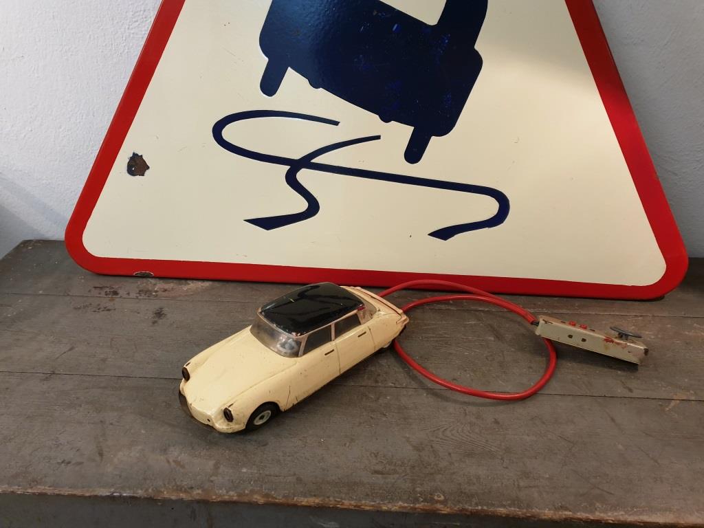 Car Citroën DS 19 remote-guided