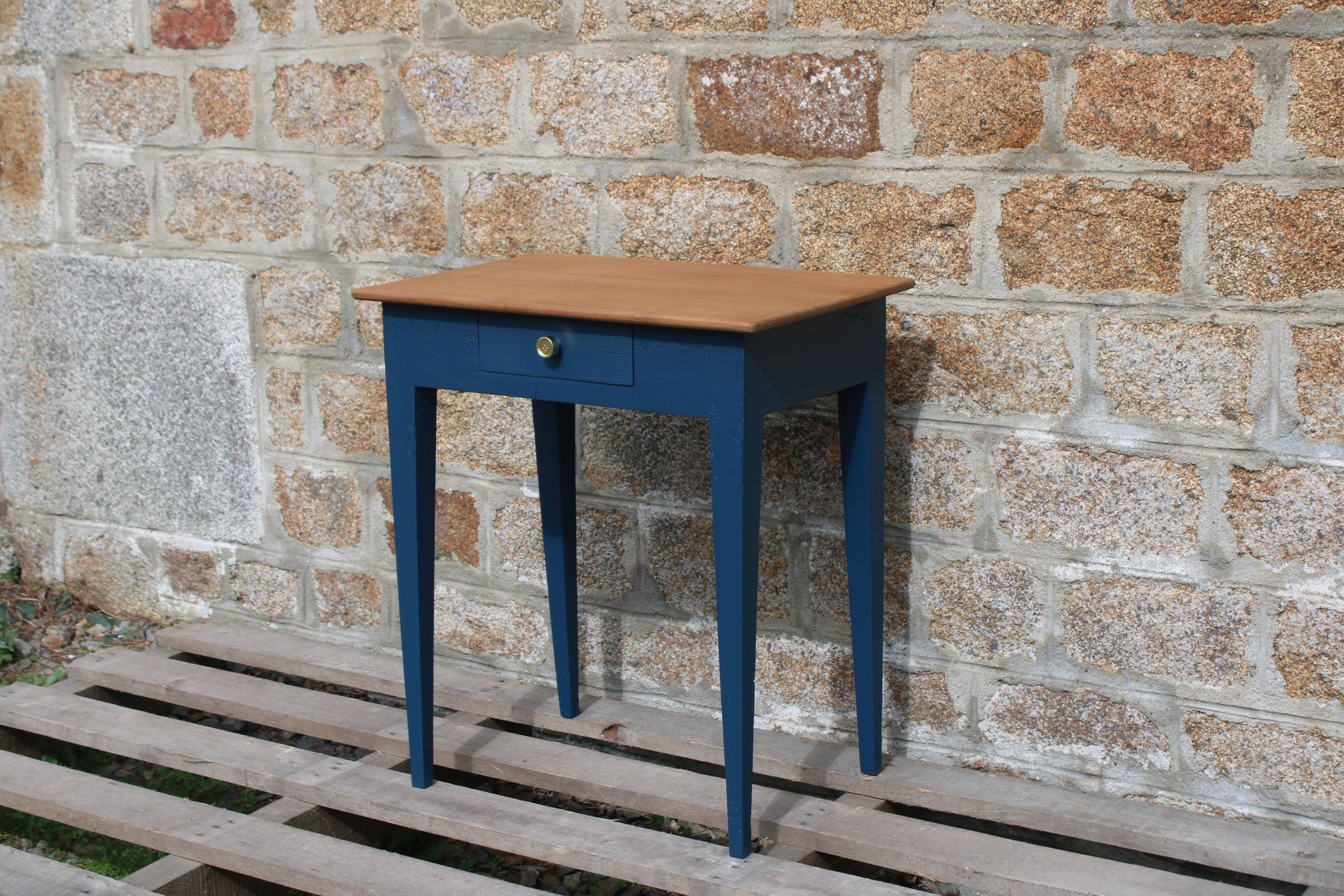 Table d’appoint ancienne rénovée – plateau bois naturel