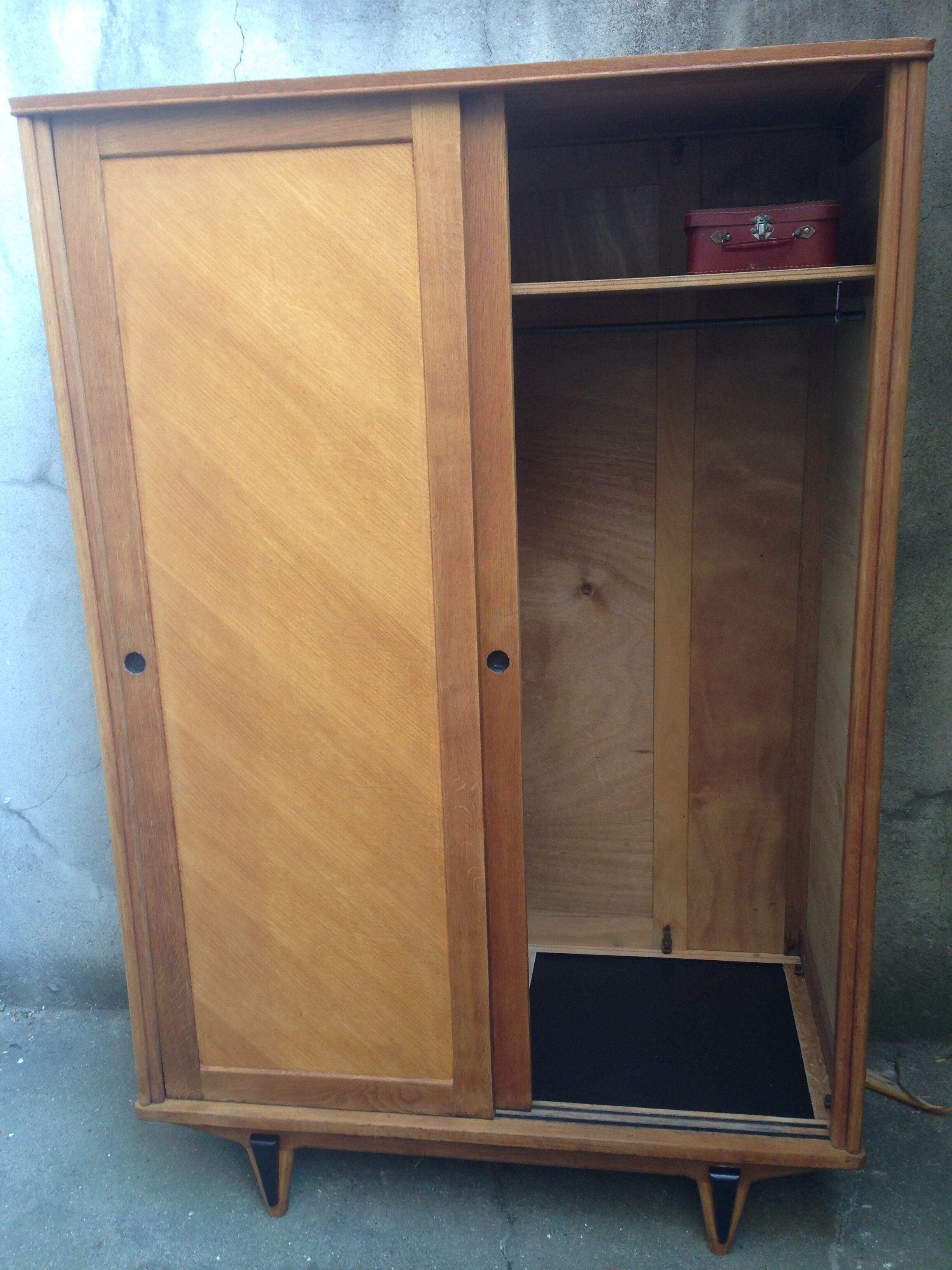 Wardrobe sliding doors