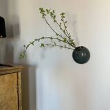 Vase mural en grès bleu signé