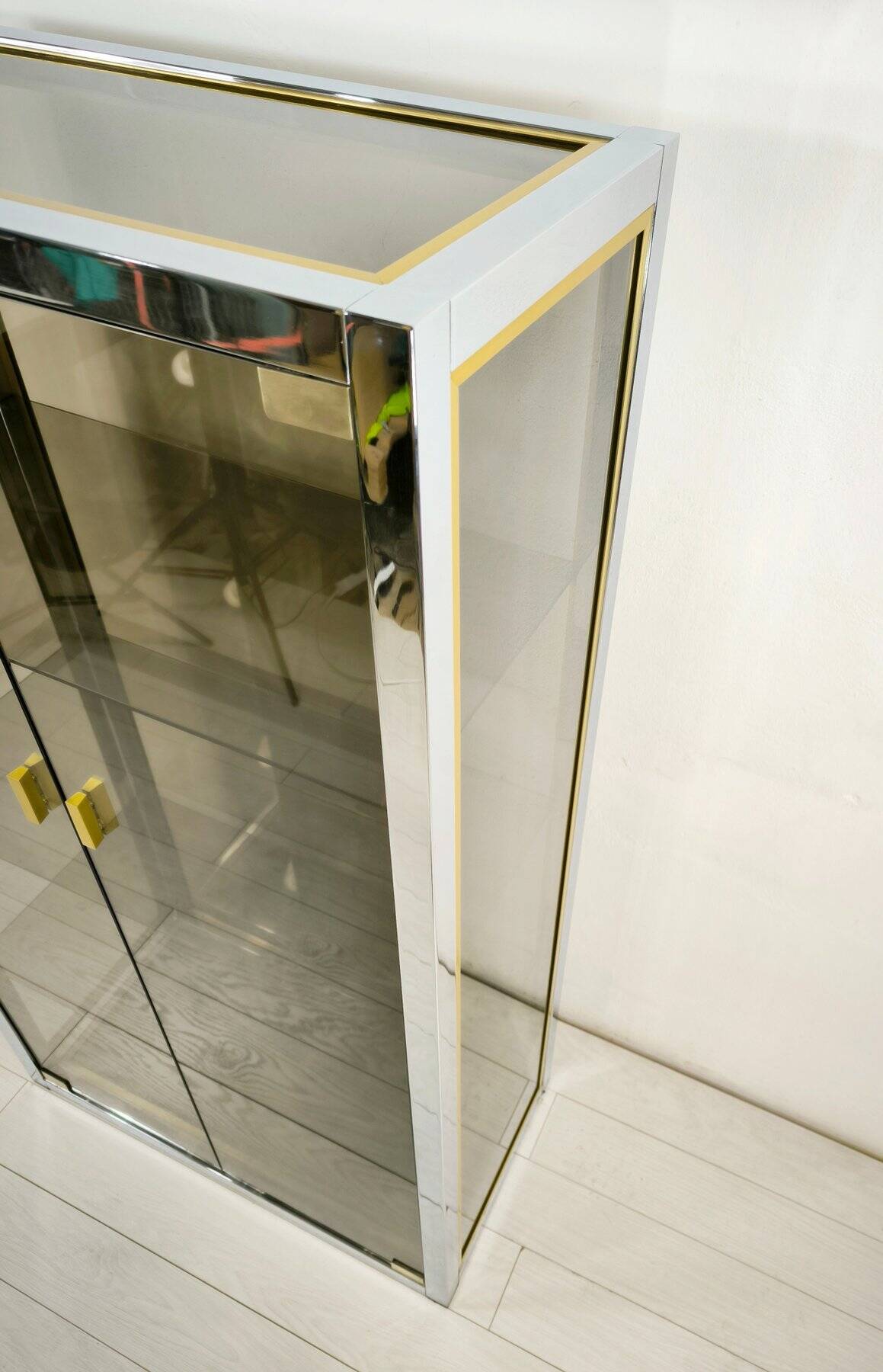 Vitrine Renato Zevi en laiton et verre fumé