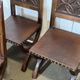 Suite de 6 chaises et 2 fauteuils en chêne et cuir à décor gothique