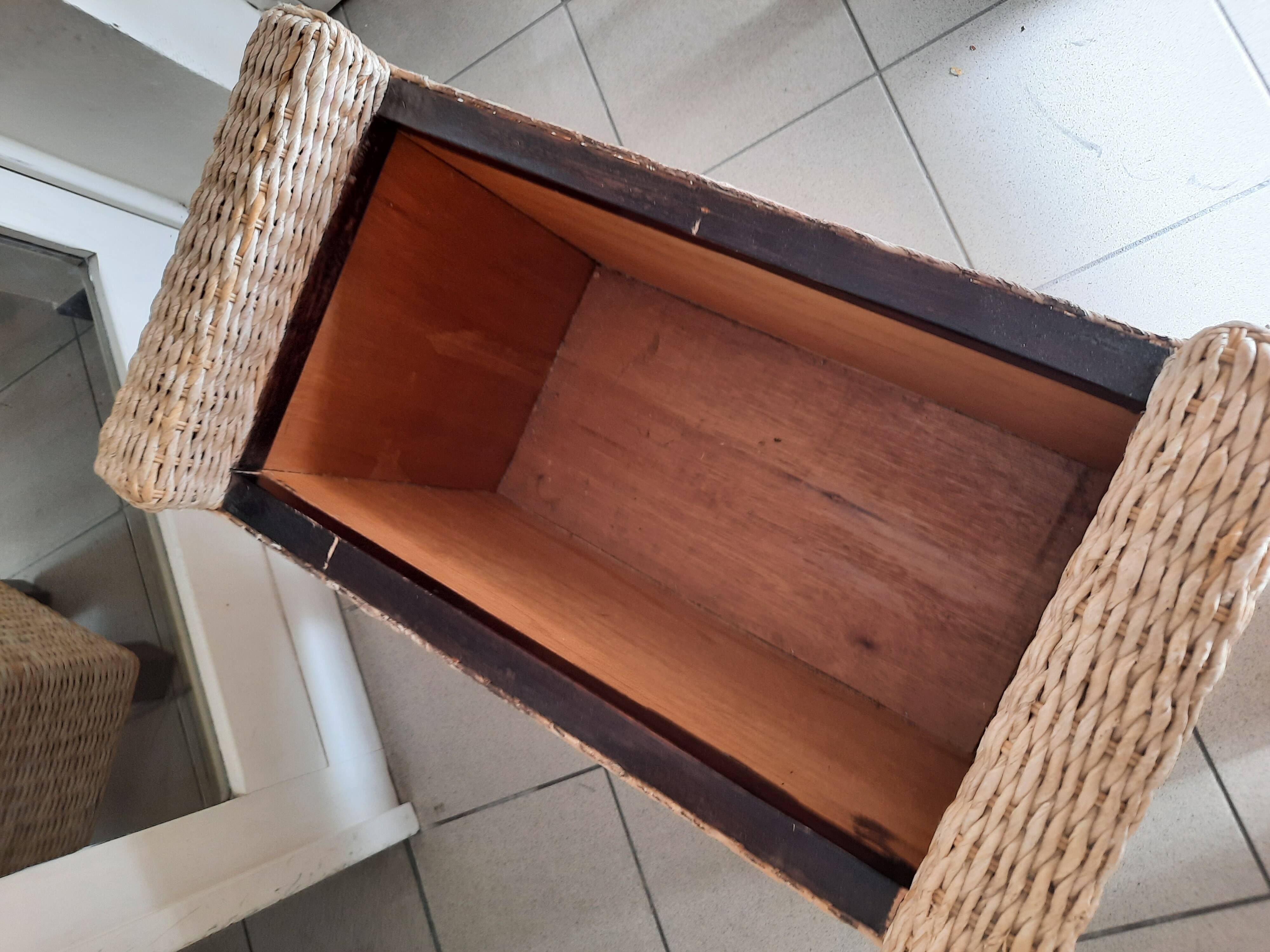 Pouf, coffre en rotin et bois