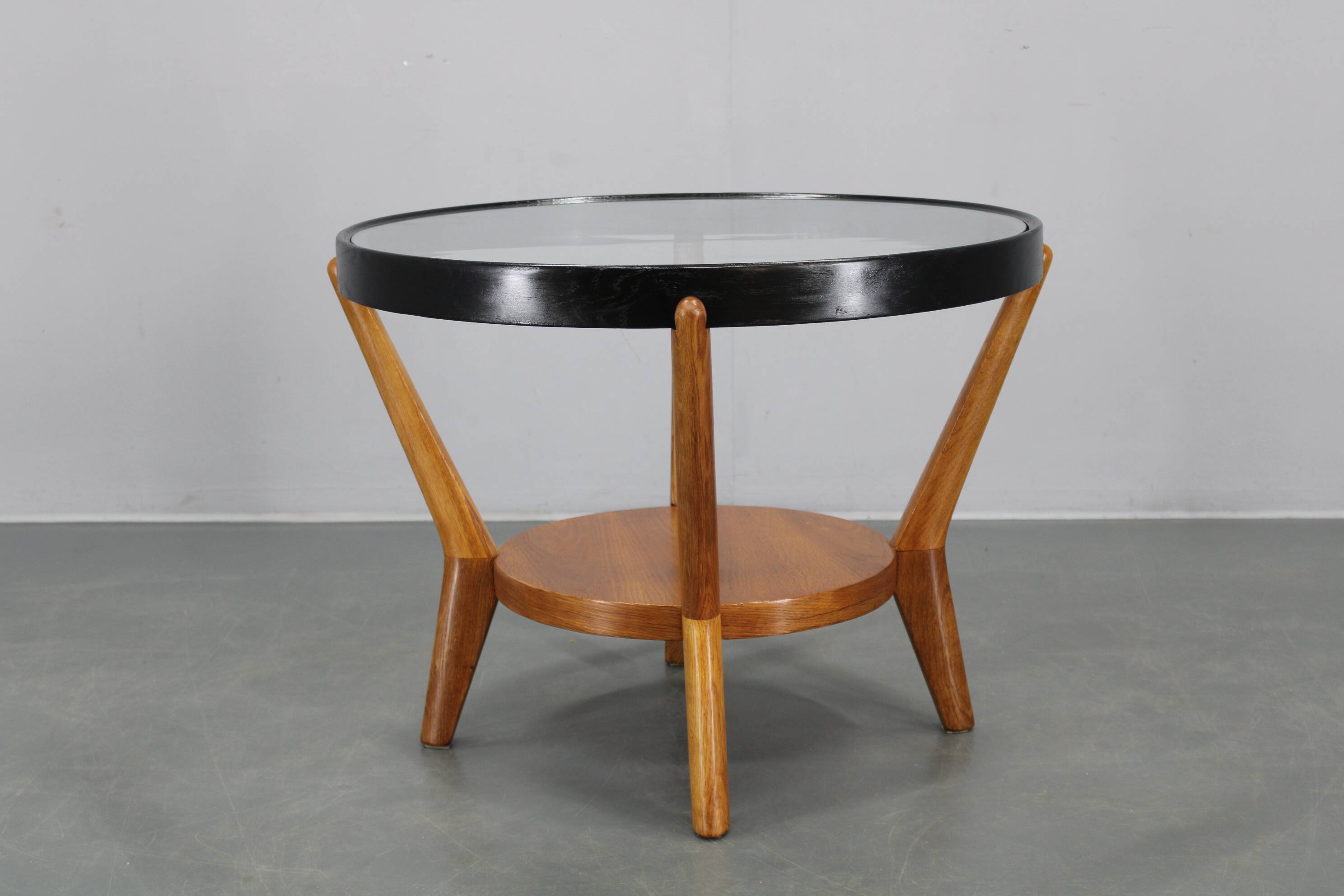 Table basse ronde vintage en chêne et verre par Kropáček & Koželka