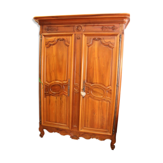 Armoire de type Sennecey le Grand noyer