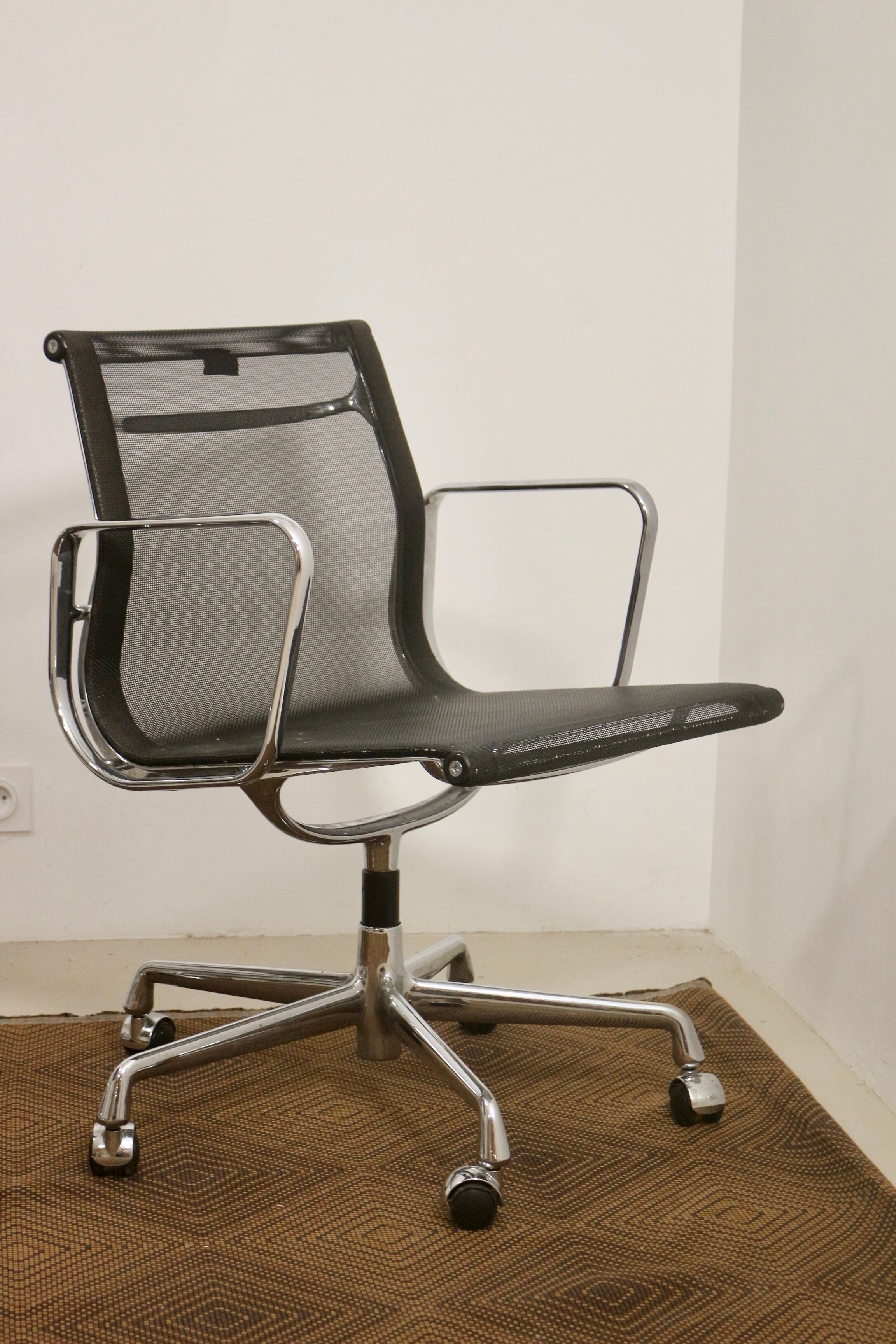 Lot de 2 fauteuils modèle EA 117 de Charles et Ray Eames par Vitra