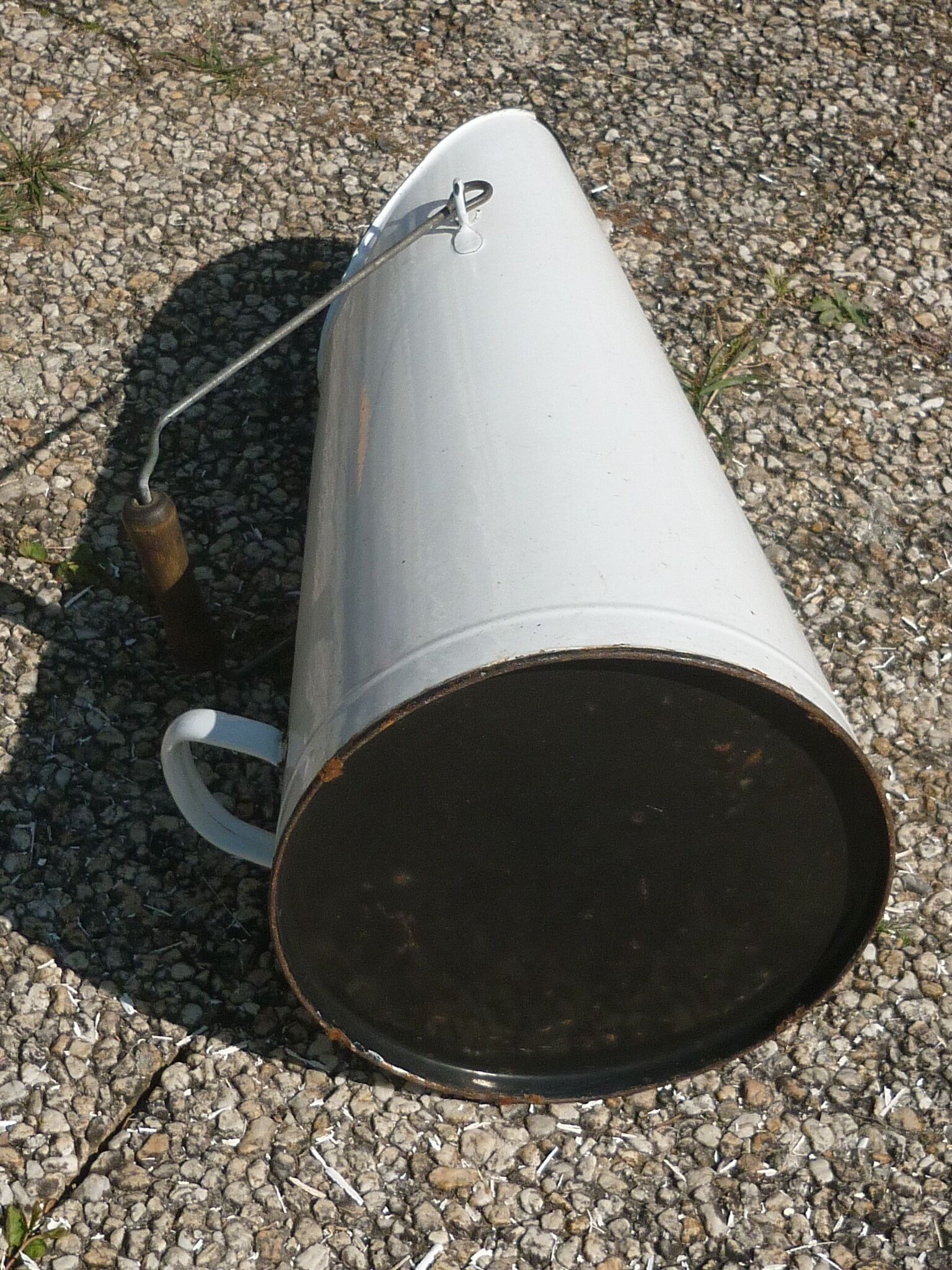 Seau à charbon en tôle émaillée blanc ancien