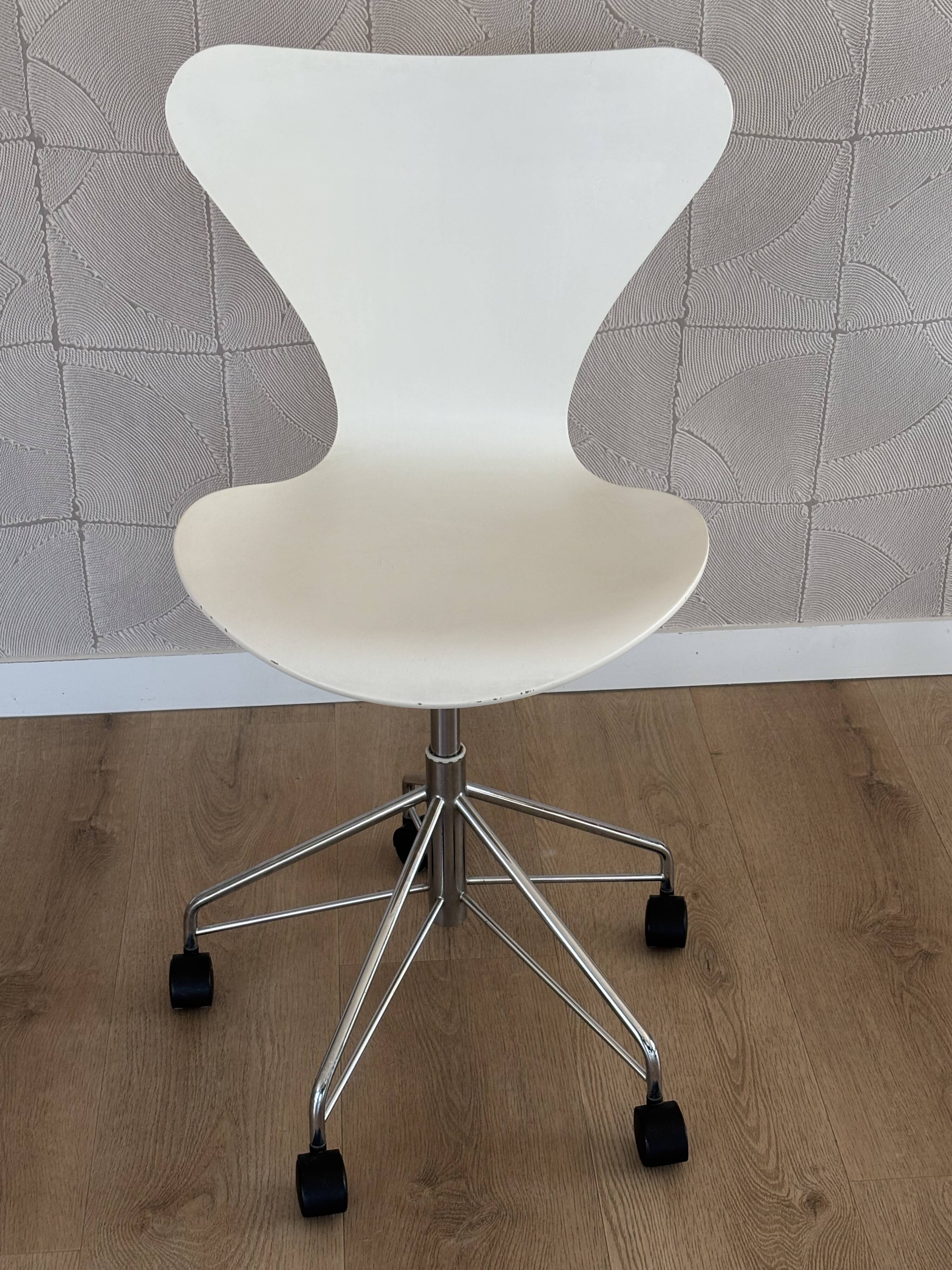 Vintage Desk Chair 3117 by Arne Jacobsen for Fritz Hansen in White