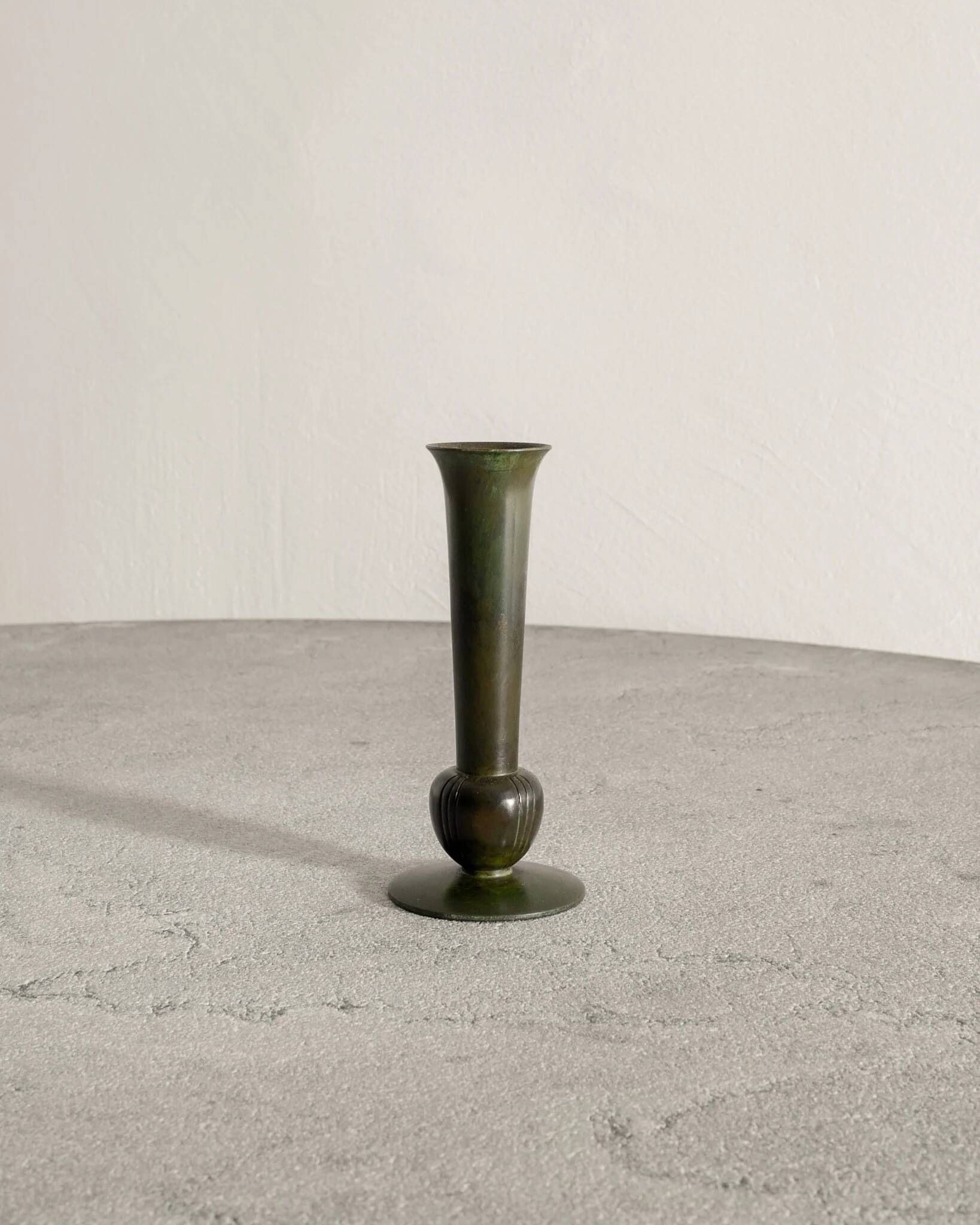 Vase en bronze patiné Graze par GAB, Suède années 1930