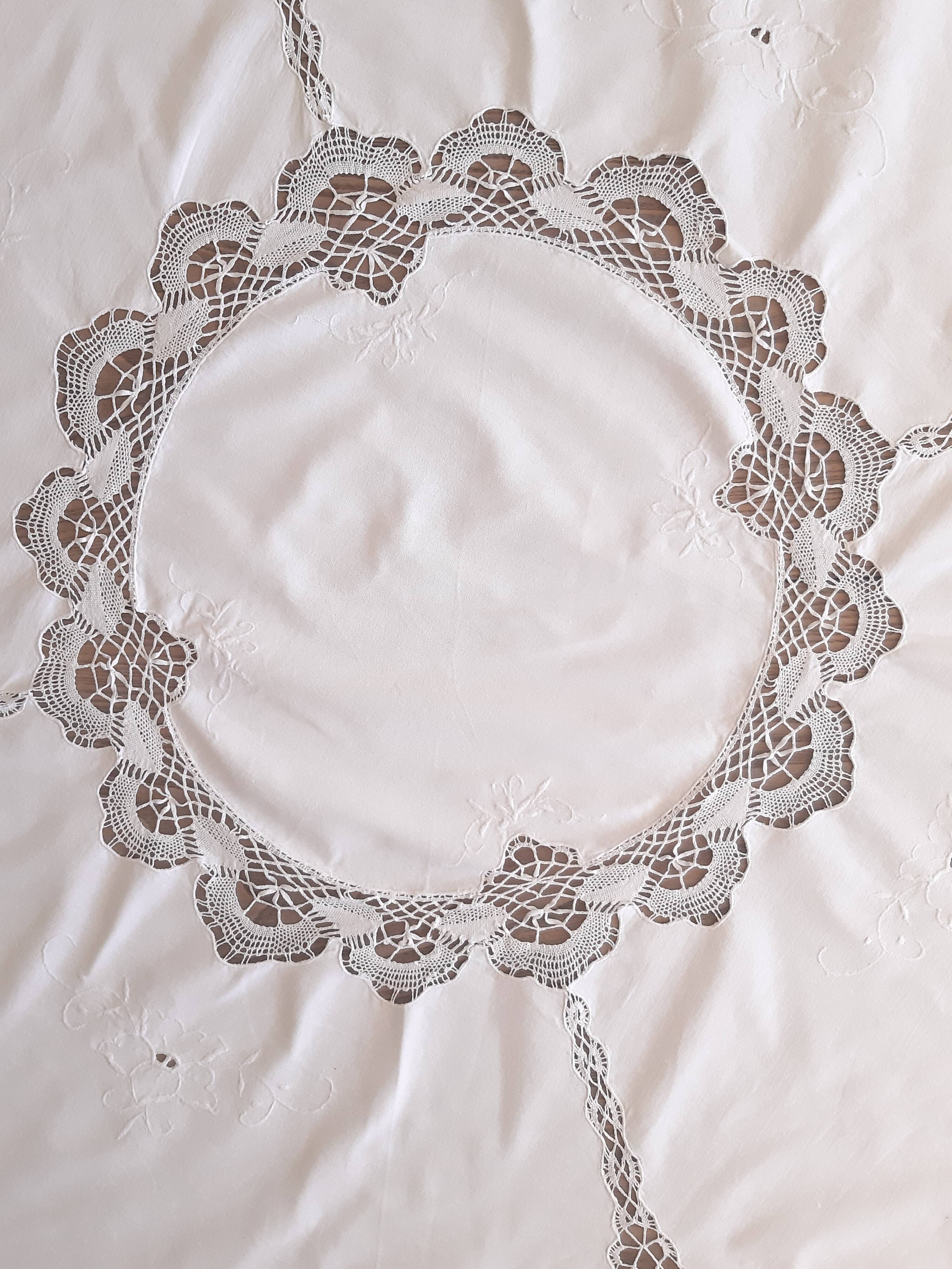 Round tablecloth