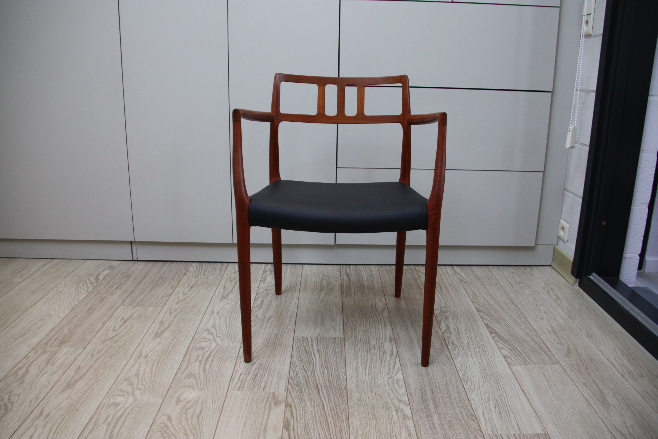 Vintage armchair in teak and black leather - Model 64 - Möller - Denmark '60's