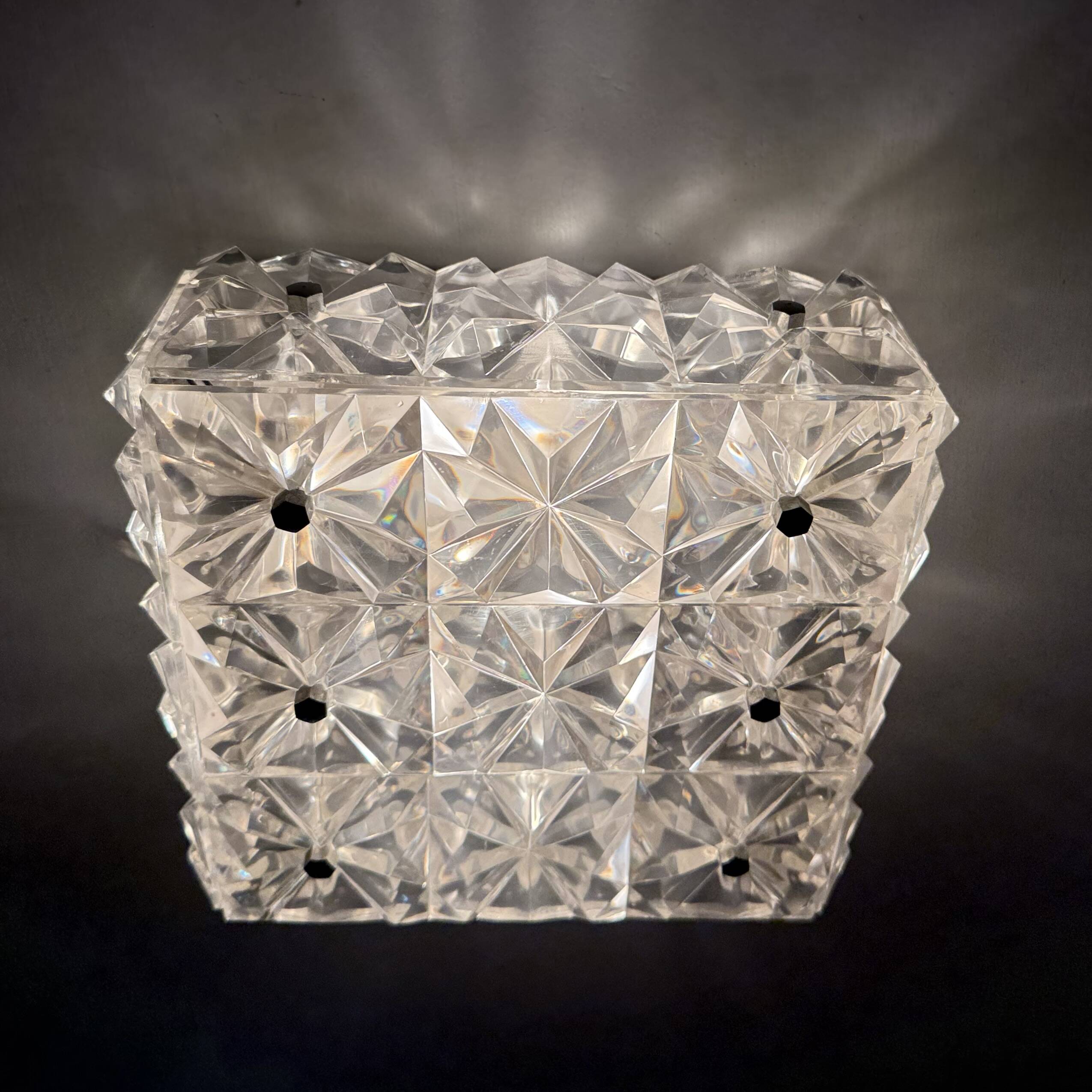 Lampe de plafond en lucite des années 1970, style milieu de siècle.