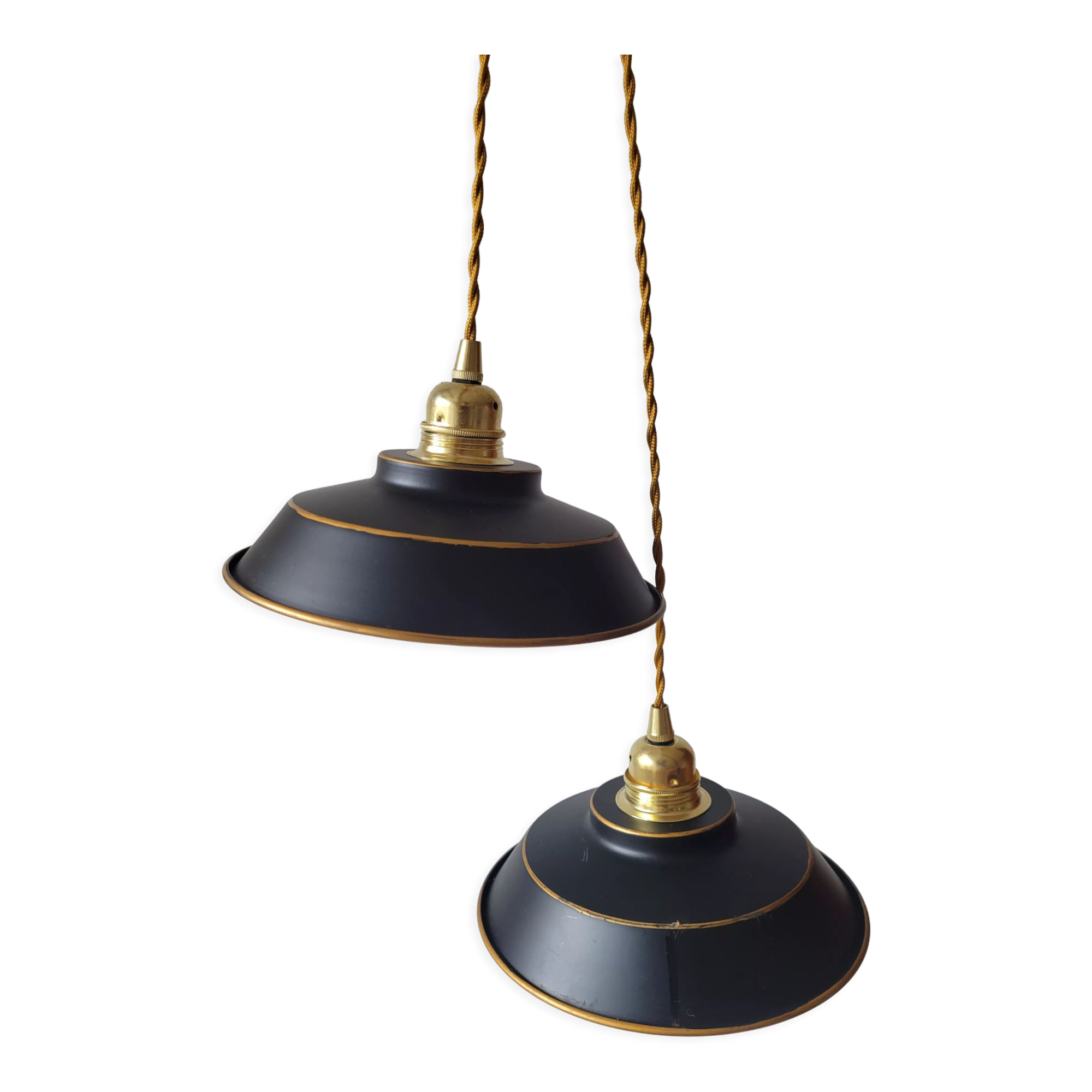 Duo of suspensions in enamelled sheet metal