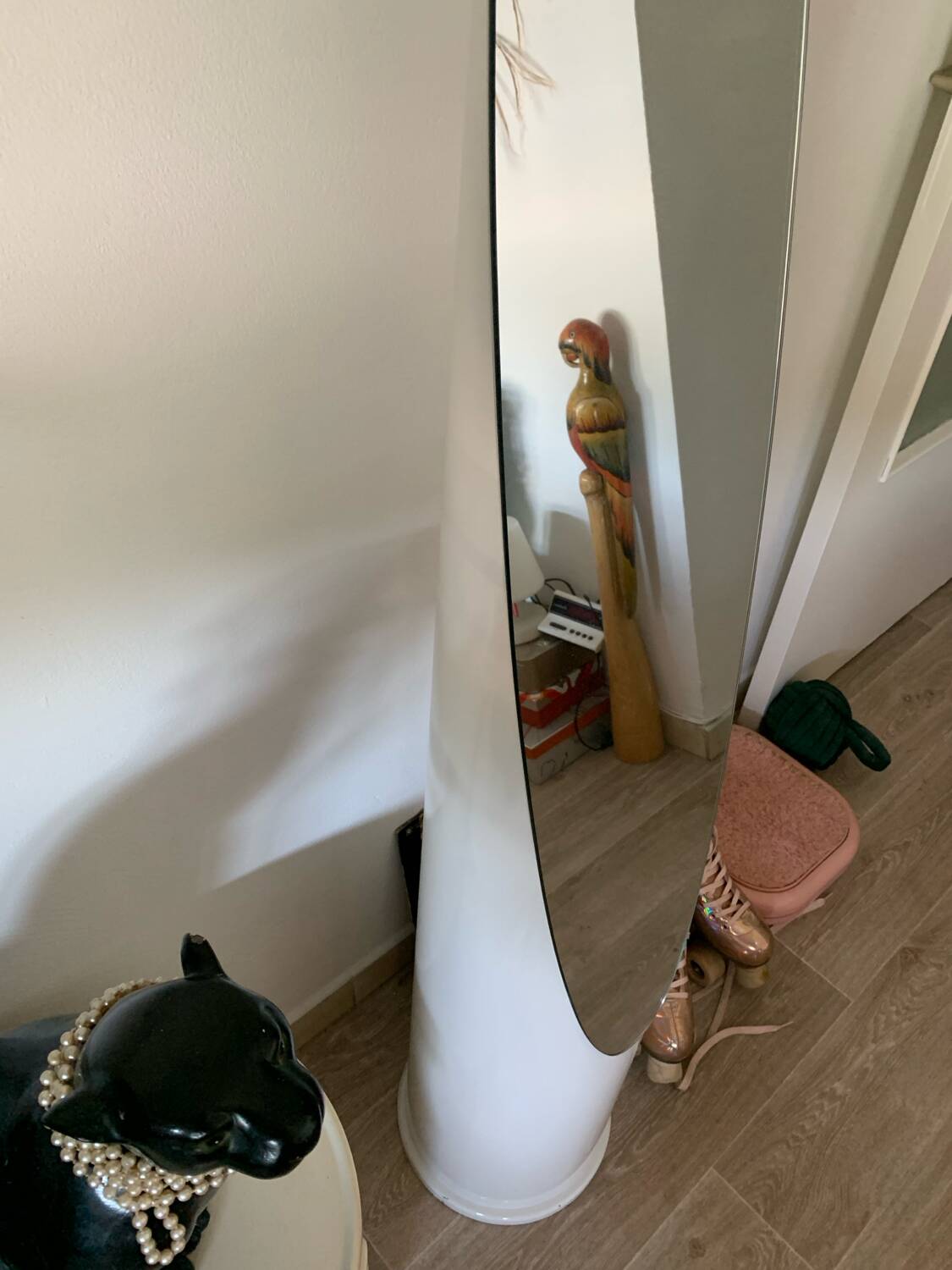 Lipstick mirror on foot