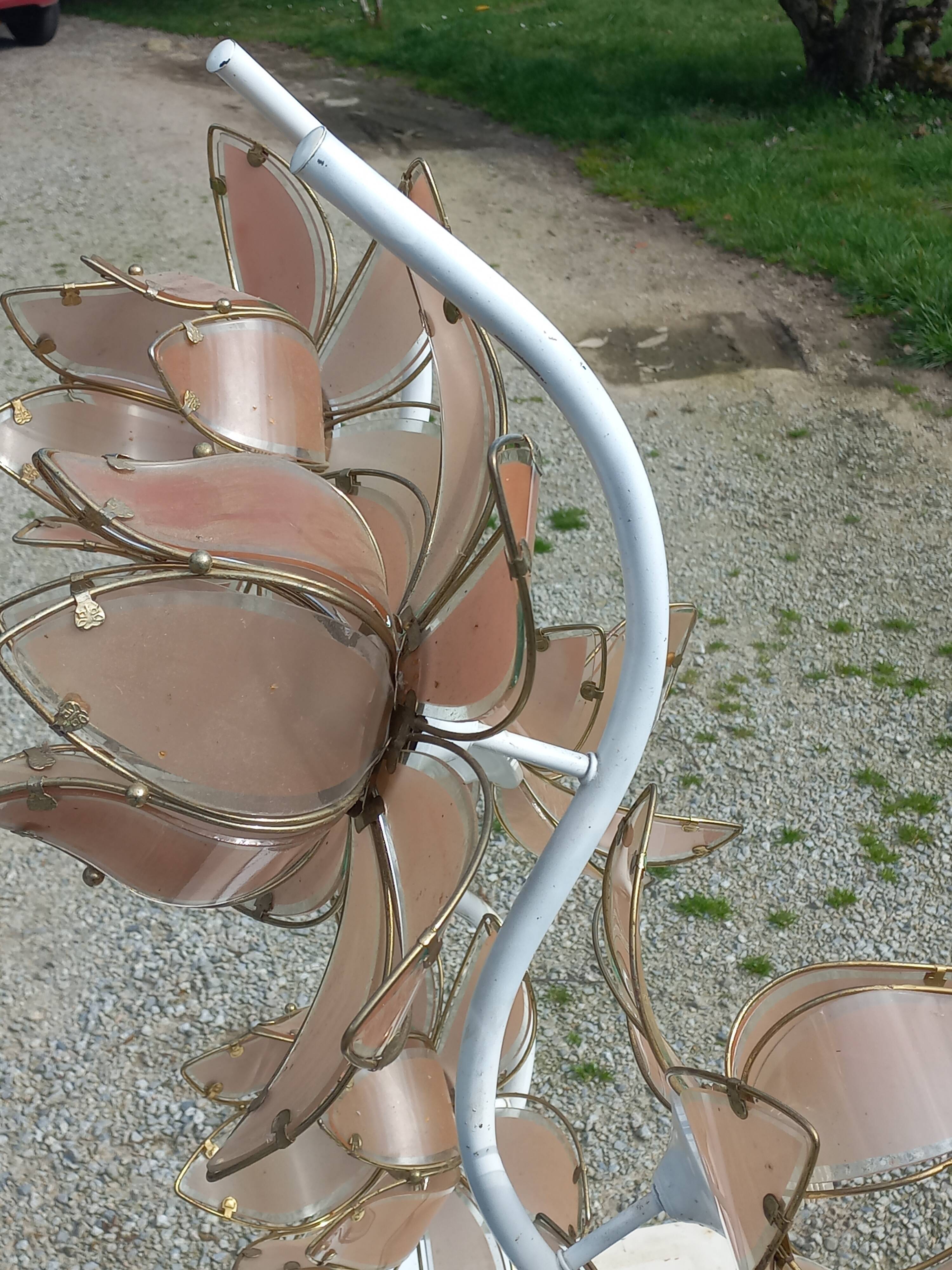 Paire de lampadaires des années 70 en métal laqué  fleurs en verre et métal doré