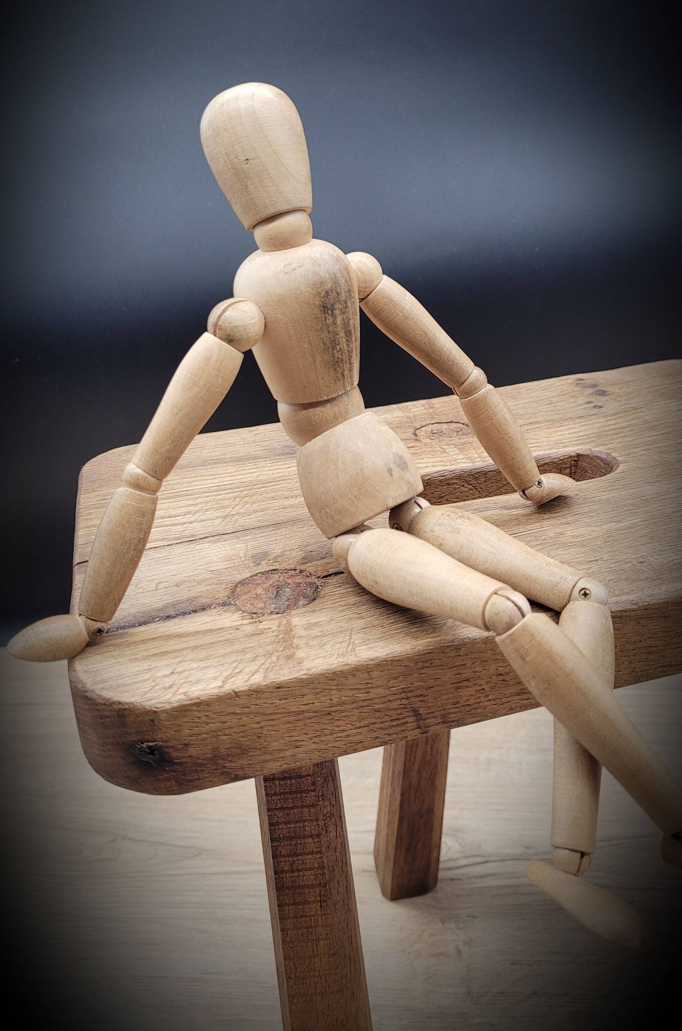 Tabouret tripode rectangle poignée