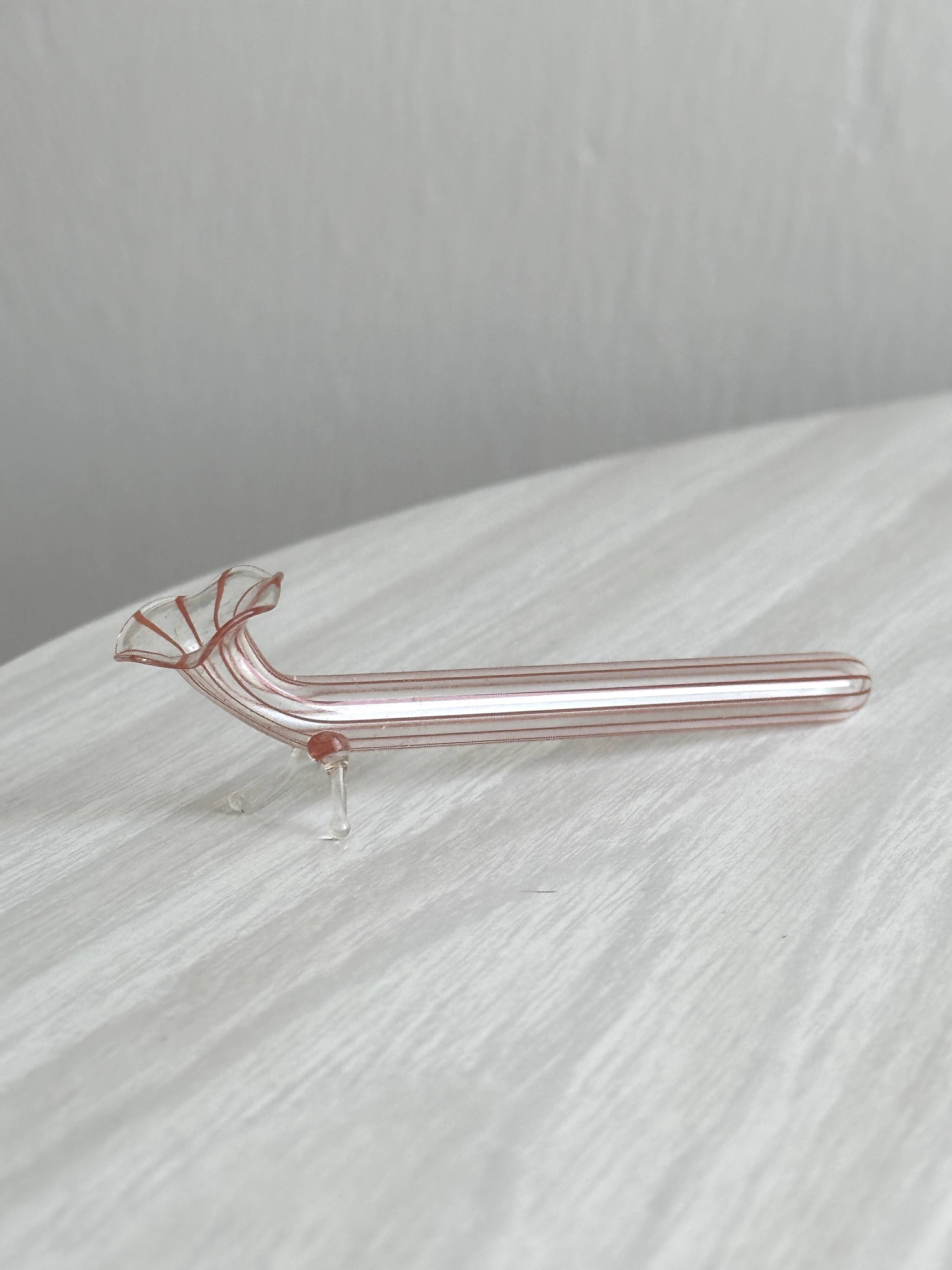 12 porte-couteaux en verre soufflé coloré, design rayé.