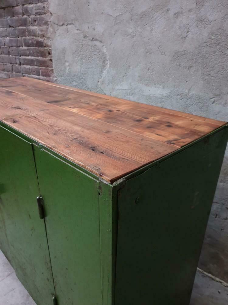 Comptoir industriel en acier vert