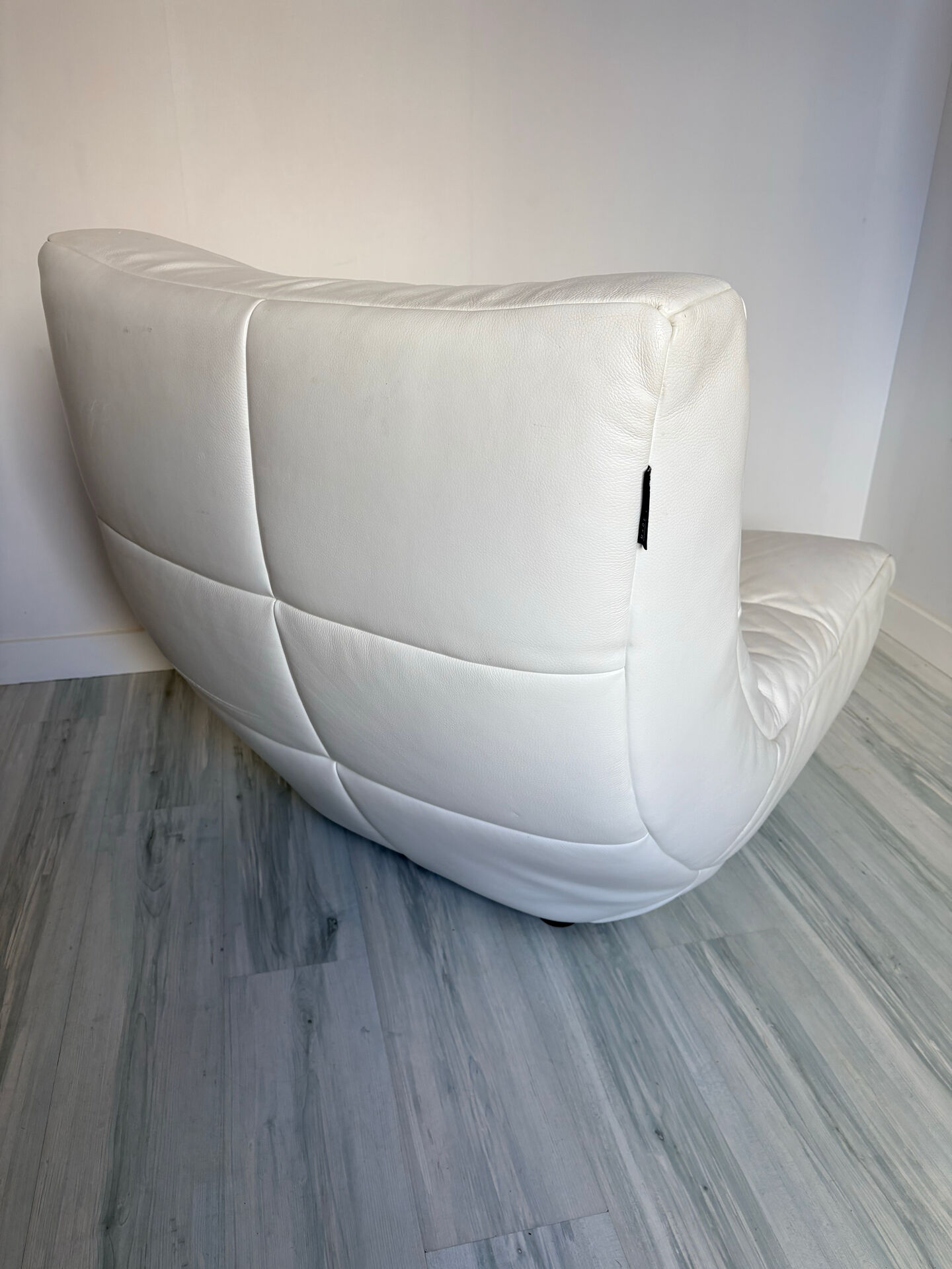 White leather armchair Château d’Ax – vintage design