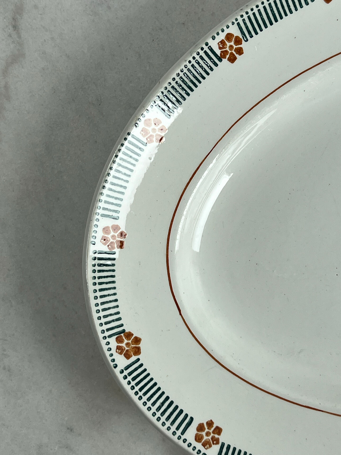 Oval presentation plate Saint Amand with bicolour floral decoration.