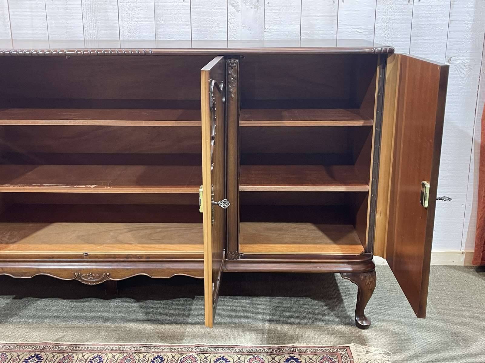 Enfilade anglaise Chippendale en noyer des années 1950