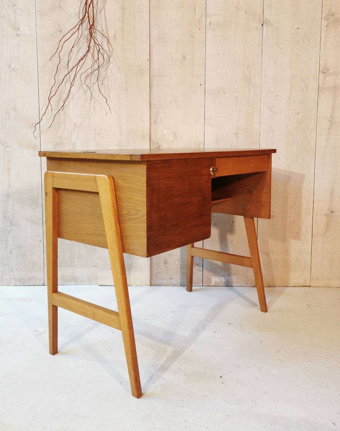 Spindle leg desk