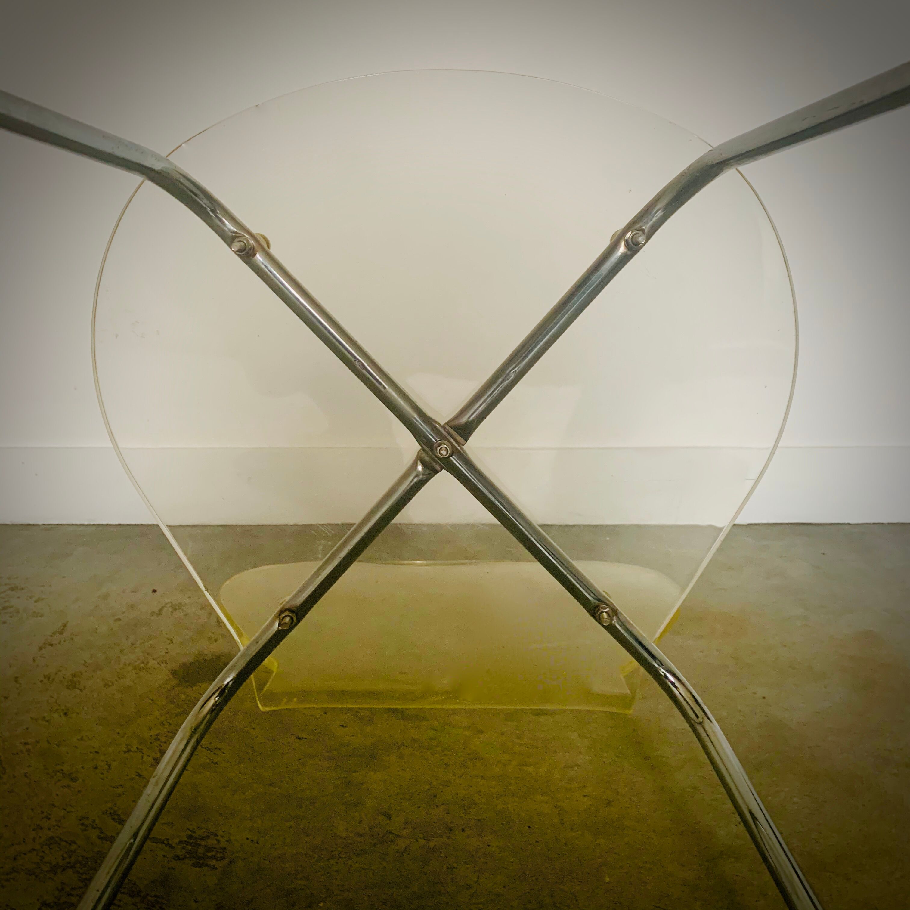 Chaise monocoque en altuglas transparent 70'