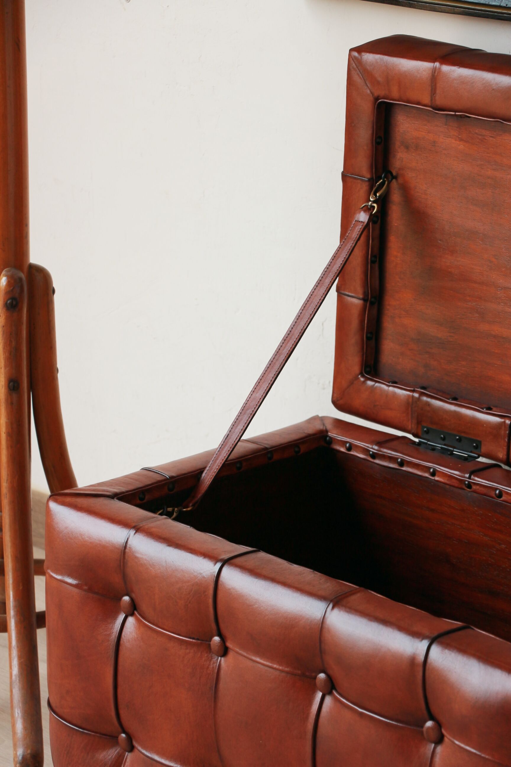 Chesterfield-style leather chest - "Jack" model - Olivier de Schrijver