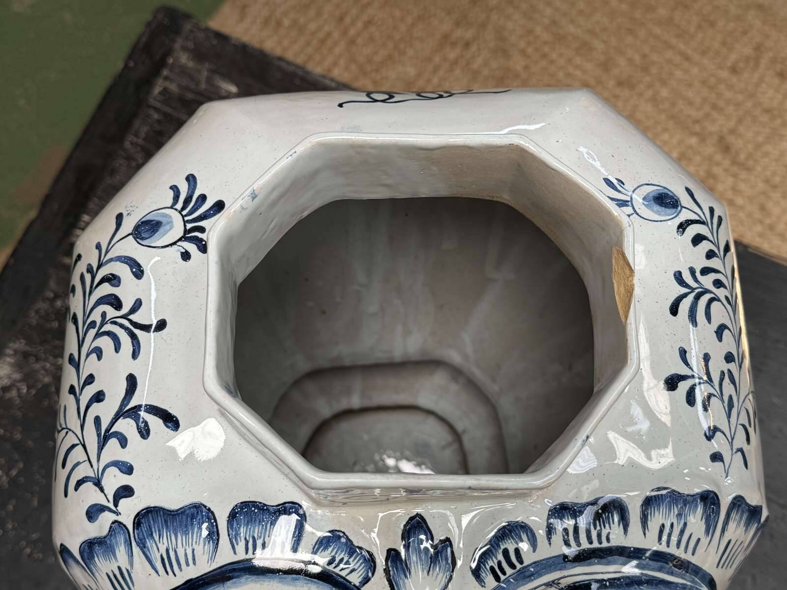 Large baluster vase with parrot - Holland, Delft 19th century