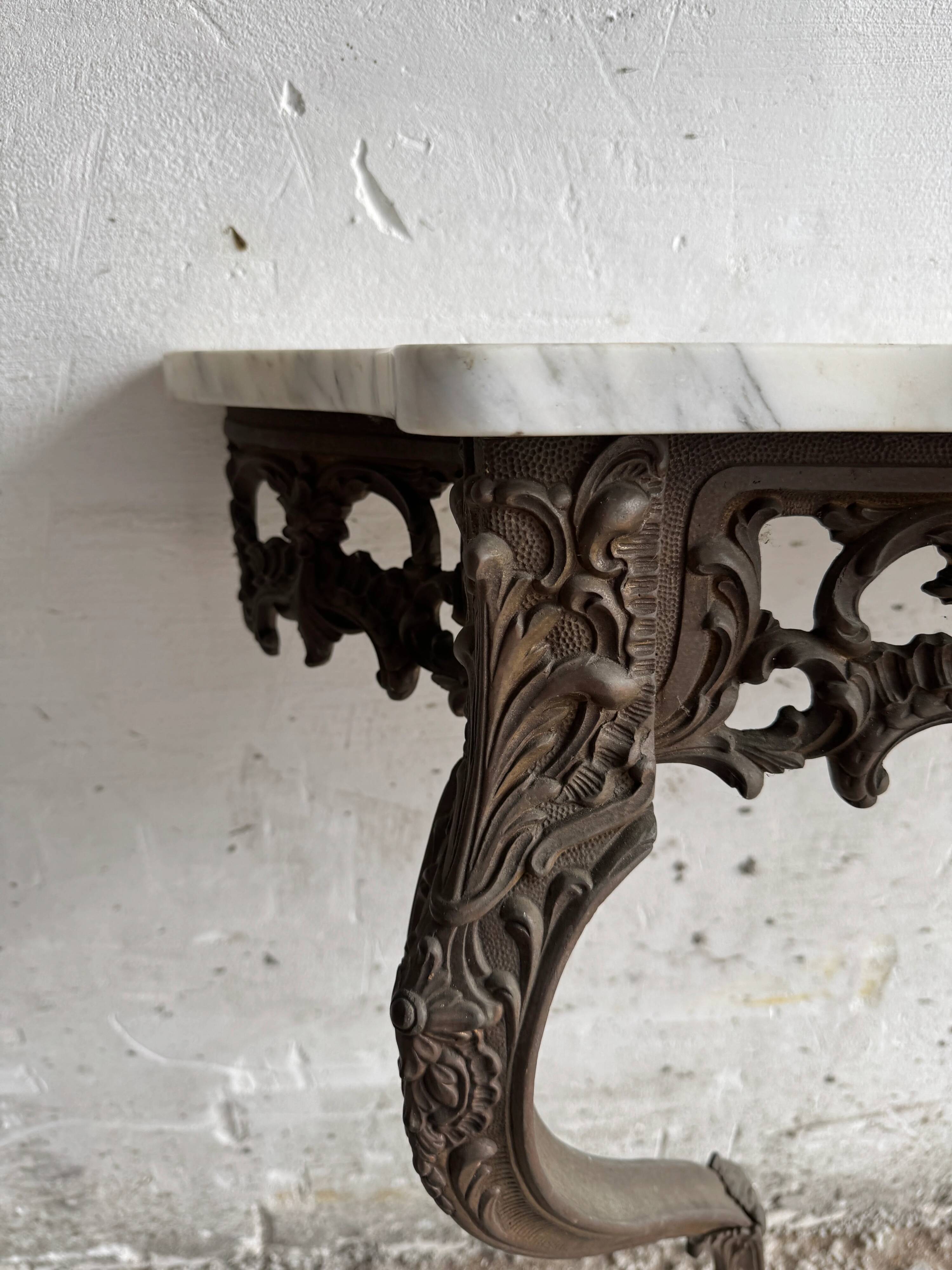 Console victorienne en demi-lune en métal brun avec plateau en marbre blanc veiné