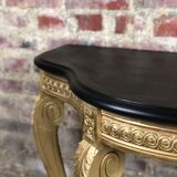 Console de style Louis XV en bois sculpté à dessus bois noir ciré