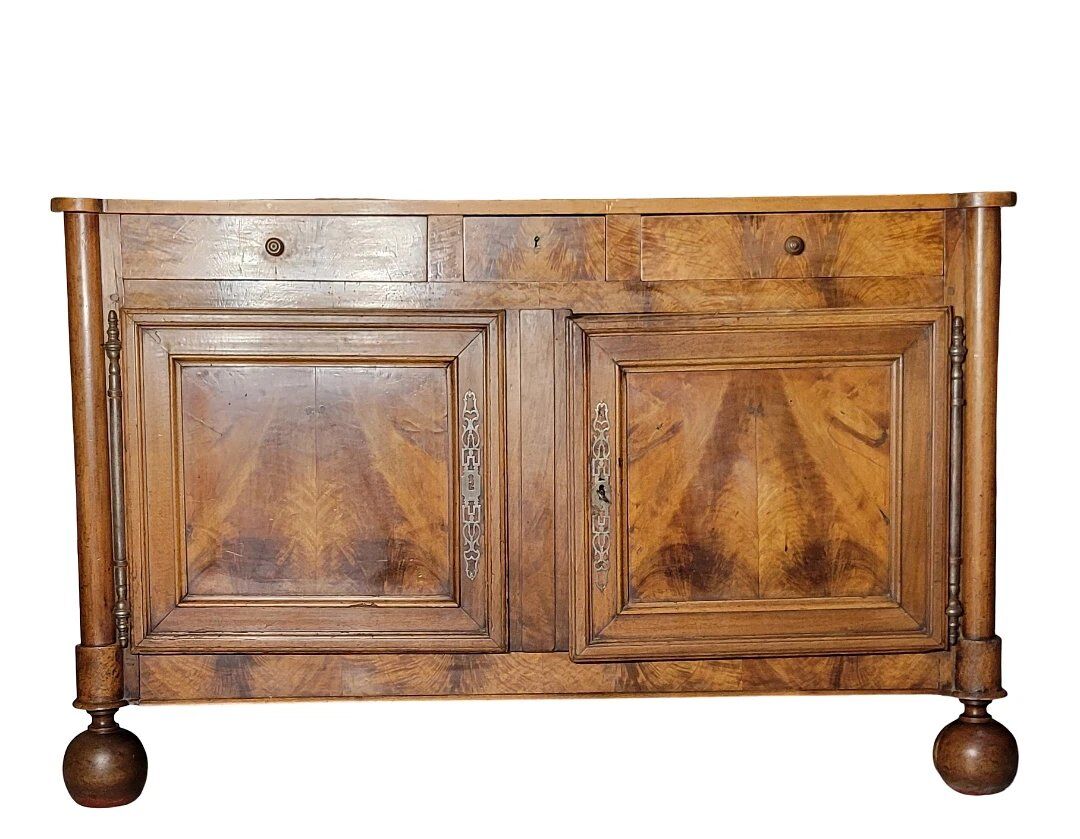 Burgundian buffet from the Louis Philippe era in walnut.