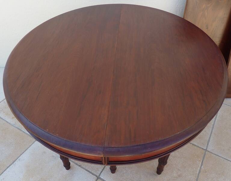 Table en acajou extensible  à 6 pieds fuselés et canelé style louis XVI