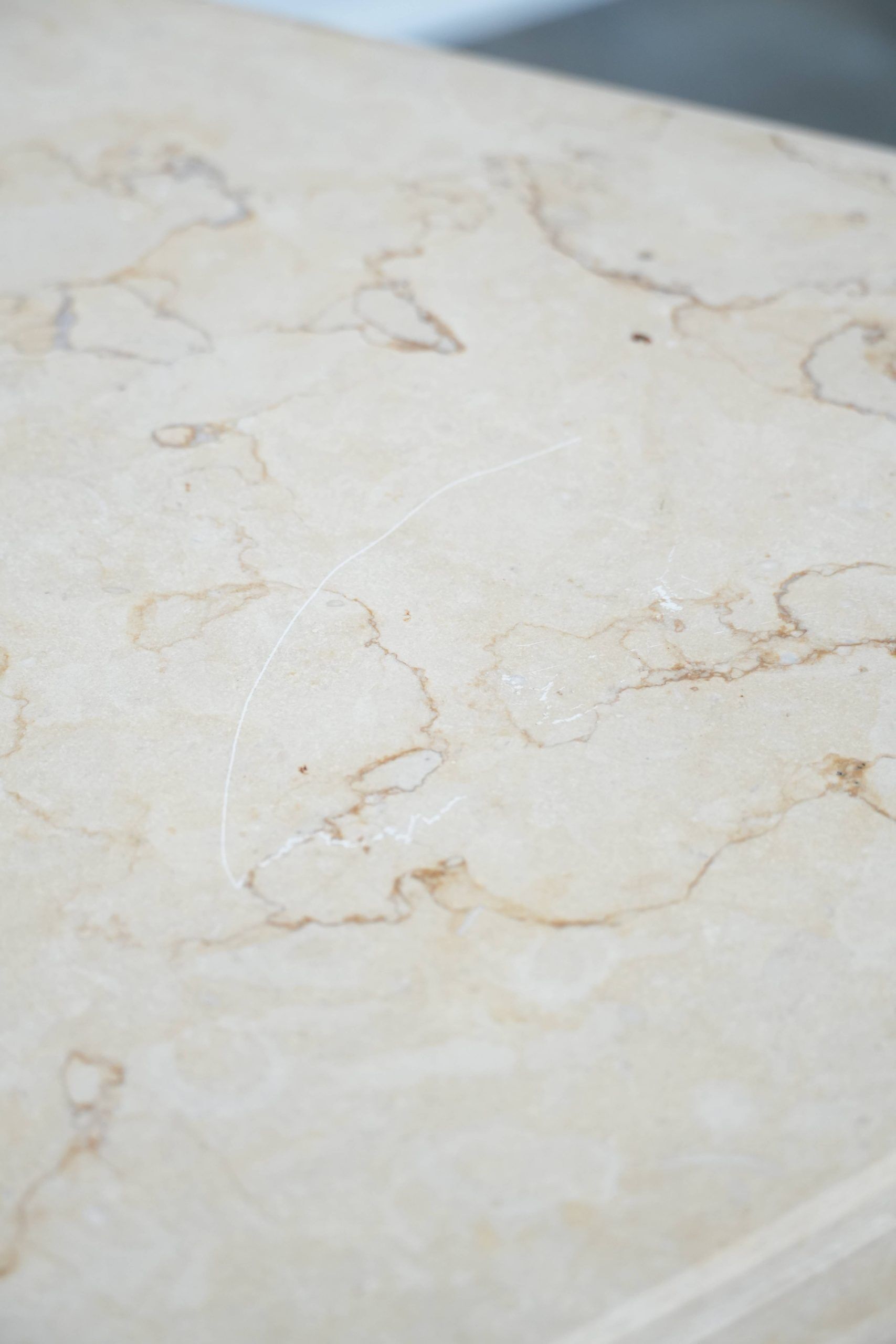 Table d'appoint Thonet ancienne du début du XXe siècle avec un plateau en pierre naturelle