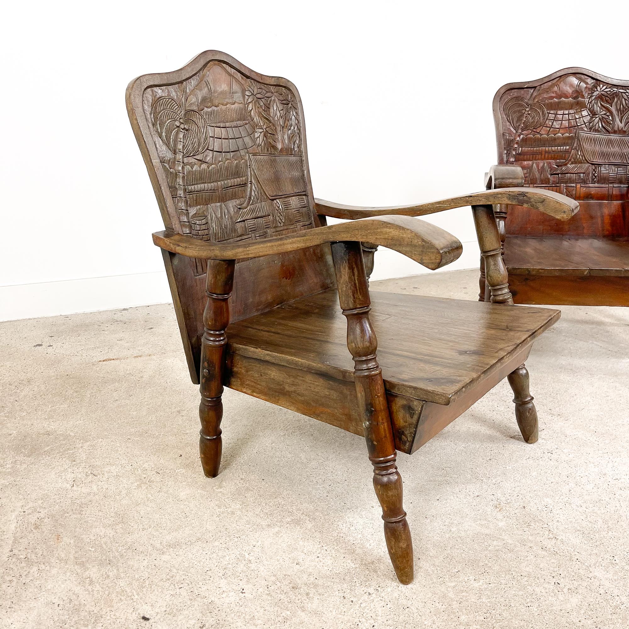 Paire de fauteuils en bois de teck sculpté Indonésie