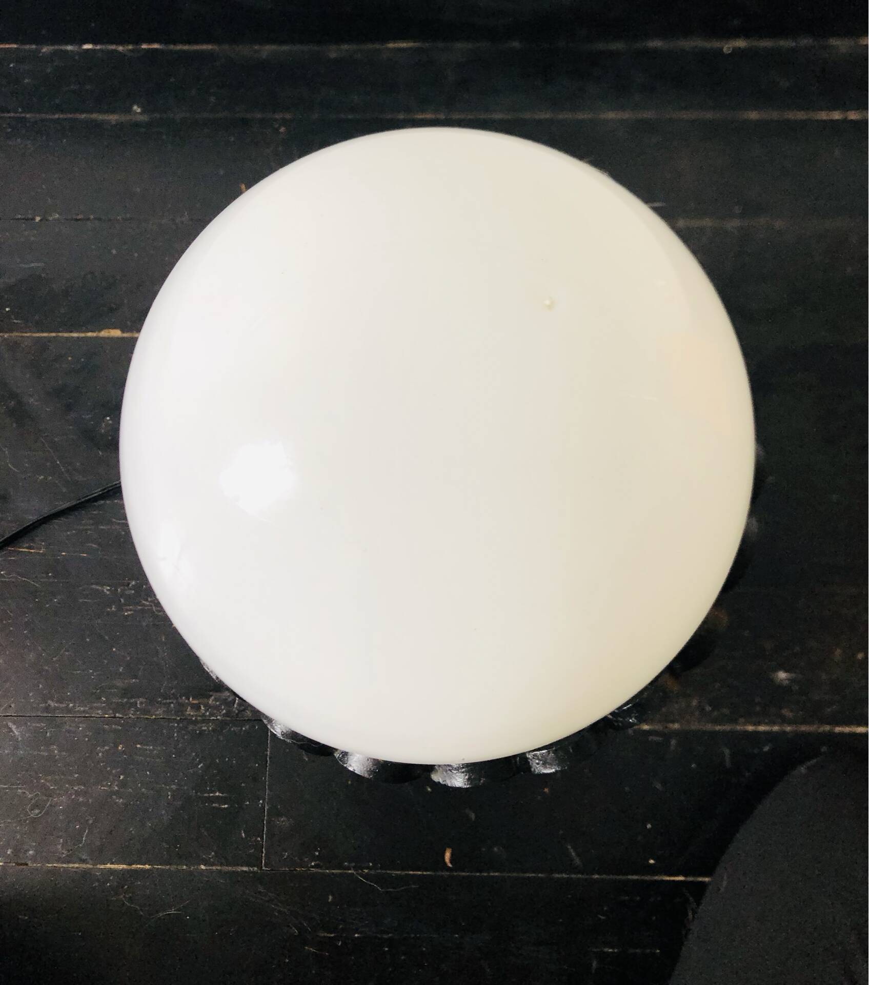 Lame en fer forgé artisanale et globe en opaline blanche