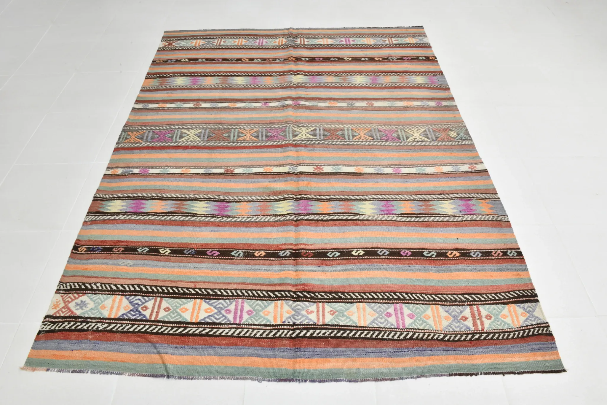 Vintage Turkish Green Kilim Rug, Bohemian Eclectic Home Decor, 176x230Cm