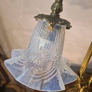Lampe en bronze et laiton et tulipe en verre moulé bleu