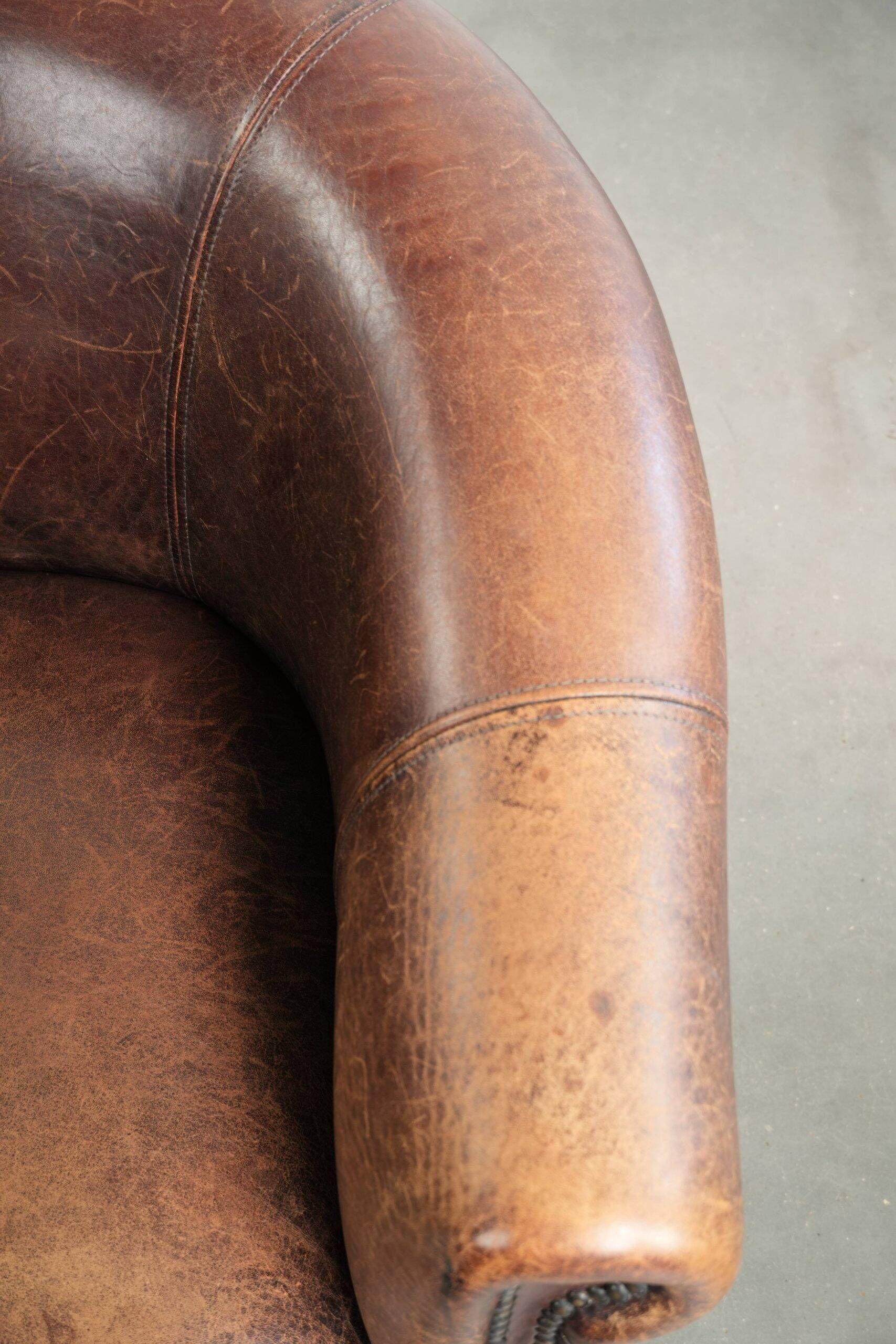 Sheepskin club armchair with patina in a subtle size and a vintage look