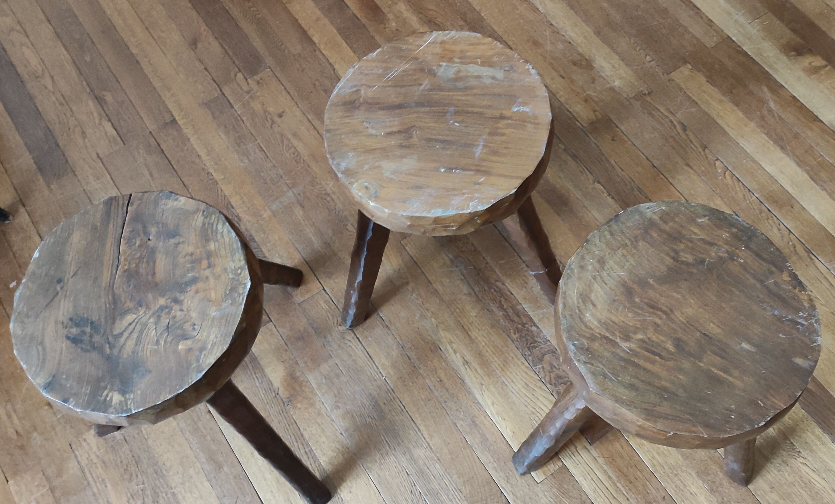 Brutalist living room / coffee table + 3 stools / design 20th