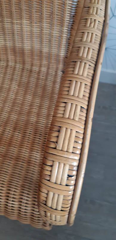 Fauteuil vintage en rotin tressé.