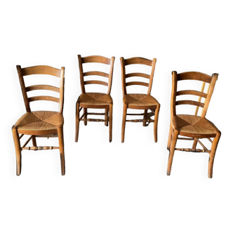 Quatre chaises anciennes en paille