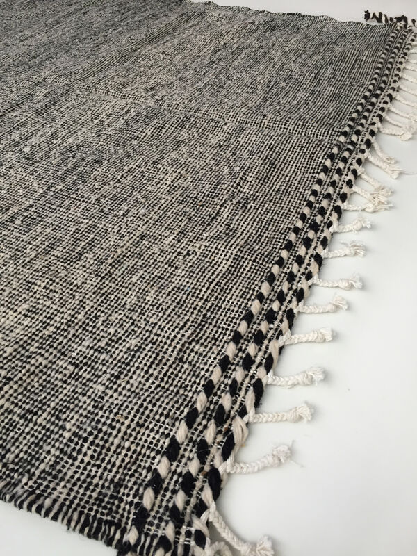 Tapis kilim berbère marocain zanafi écru et noir 257x150cm